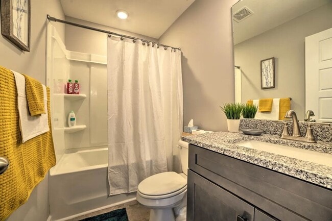 Building Photo - Pet Friendly Three Bedroom!
