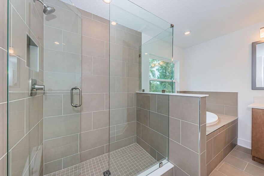 Building Photo - 1701 25th Ave N