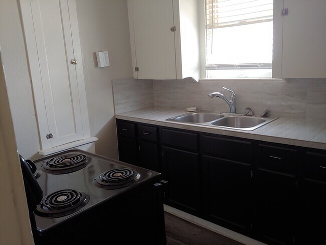 Building Photo - Large 1/1 duplex with central air in a gre...