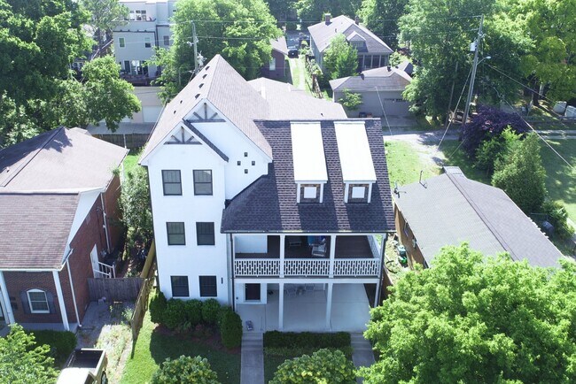 Building Photo - 916 15th Ave