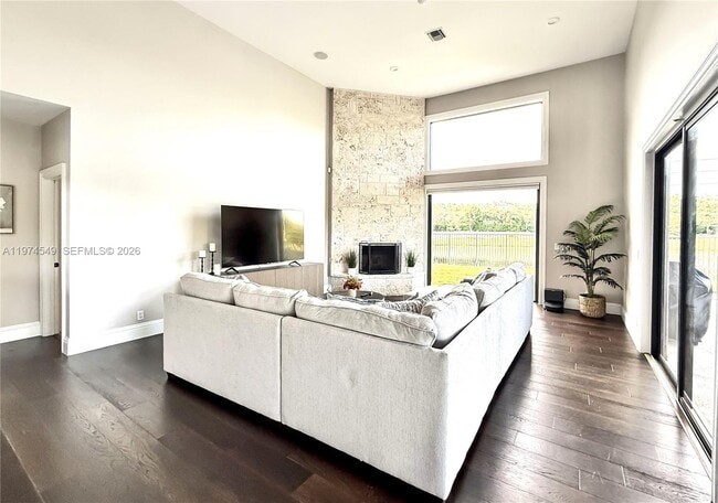 Building Photo - 400 Alexandra Cir