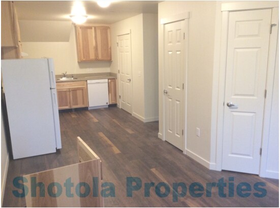 Building Photo - 909 W 4th Ave