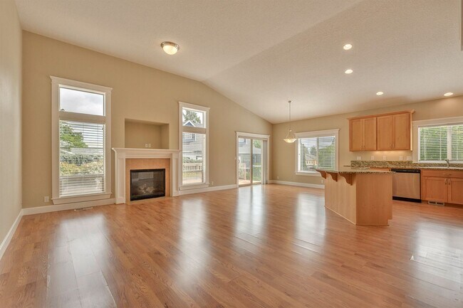 Building Photo - 376 Forest Pl