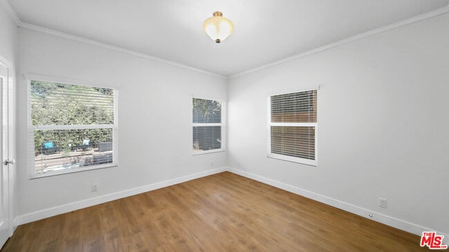 Building Photo - 850 Serrano Pl