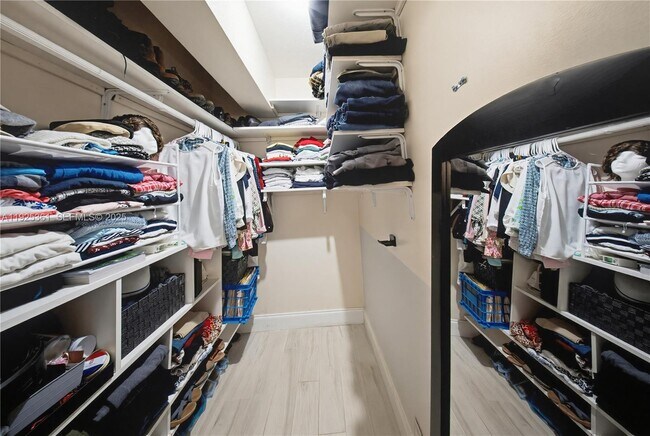 Building Photo - 300 NE 175th St