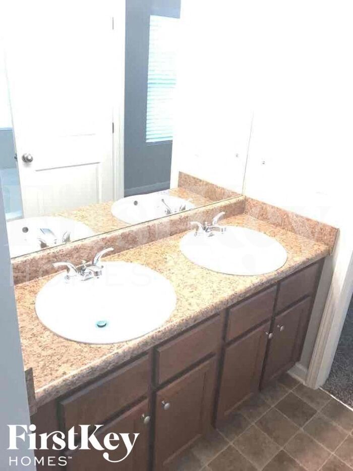 Building Photo - 583 Forrest Hills Dr