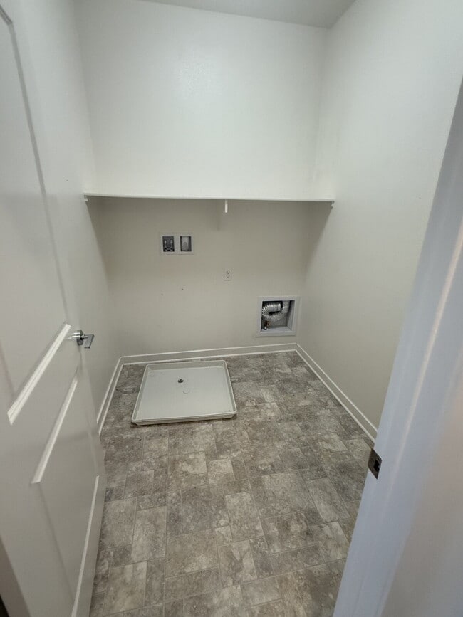 Building Photo - $500 OFF MOVE IN - Must take possession within 14 days.  Located in the desirable Vista Bella com...