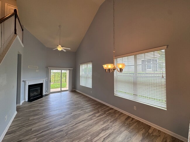 Building Photo - Bright & Spacious End Unit in Thompson Ridge