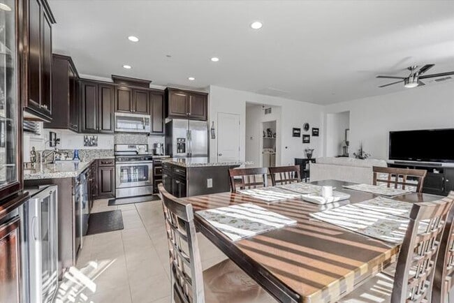 Building Photo - Gorgeous 3 Bedroom 2 Bath 2 Car Garage Sin...