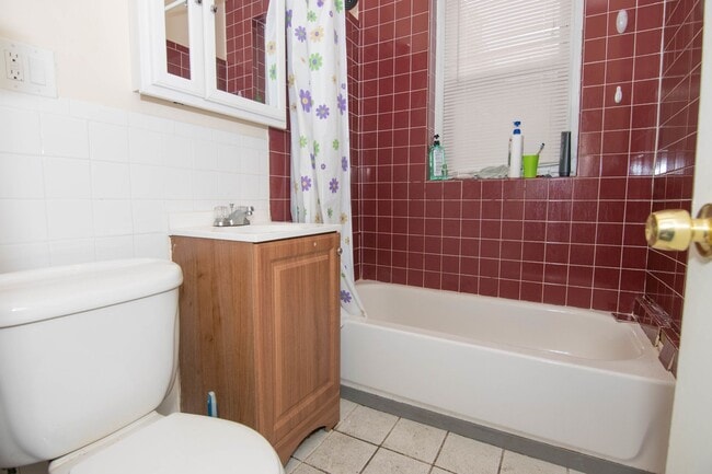 Building Photo - 2Br/1Bth, Right on Green Line E, walk to G...