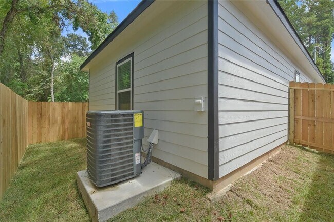 Building Photo - 352 Westchase St