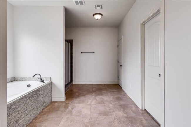 Building Photo - 6241 Lago Vista Dr