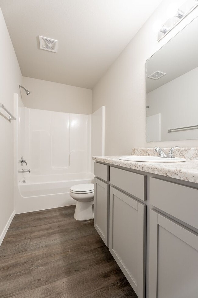 Building Photo - Like New 3-bedroom 2 bath Duplex in Lincoln!! Fenced yard!