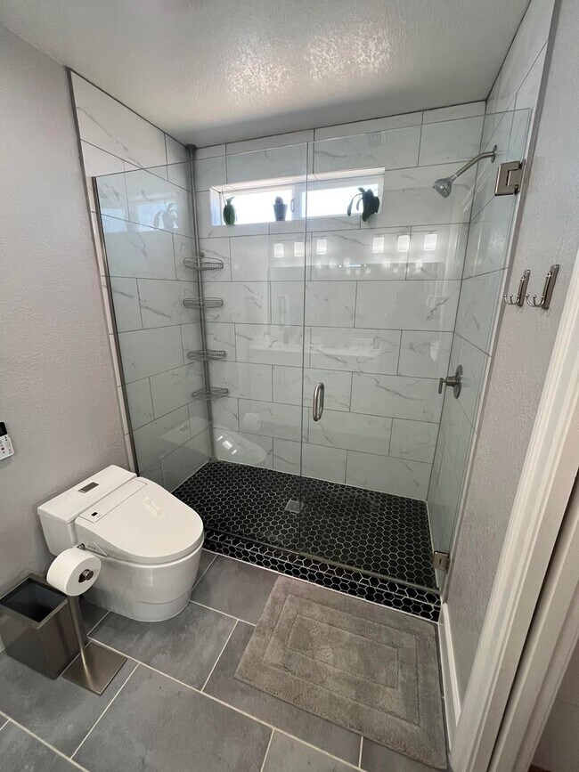 Building Photo - ****Move In Special**** $300 off 1st Month...