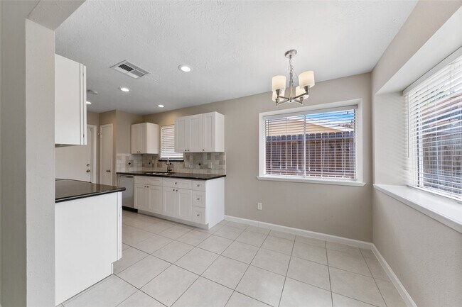 Building Photo - 1710 Foxwood Ct