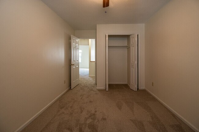 Building Photo - 3 Bedrooms, 2.5 Bathrooms Townhouse Rental