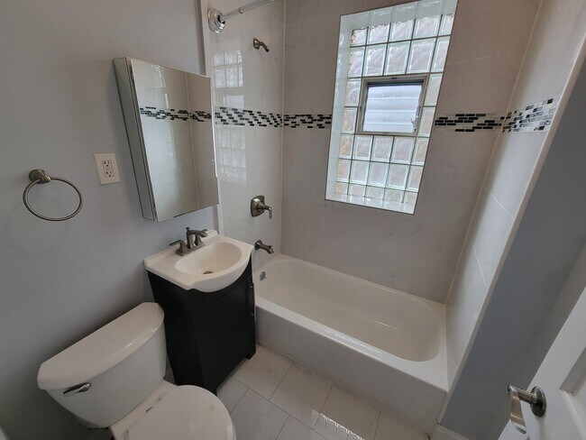 Building Photo - 4849 N Sawyer Ave