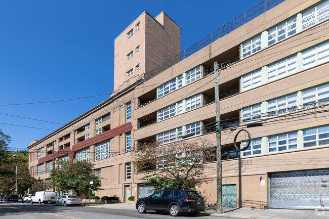 Building Photo - Pistilli Riverview East