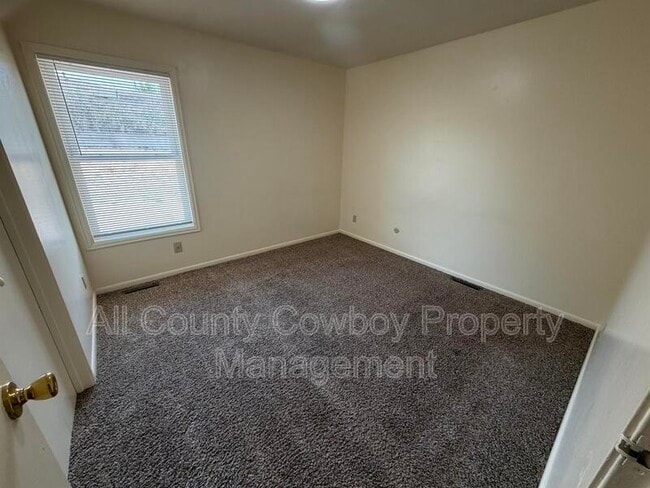 Building Photo - 140 S Cribbon Ave