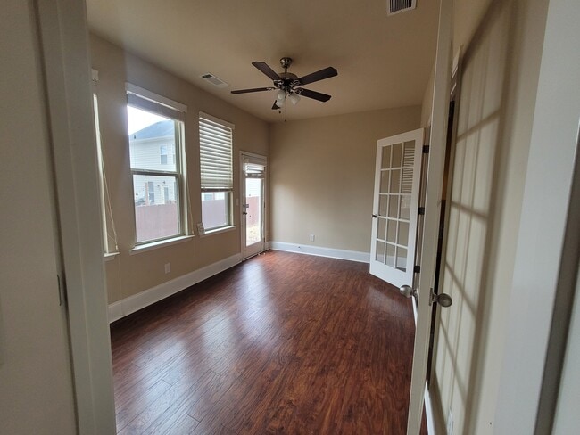 Building Photo - 1207 Silvercrest Ct SW