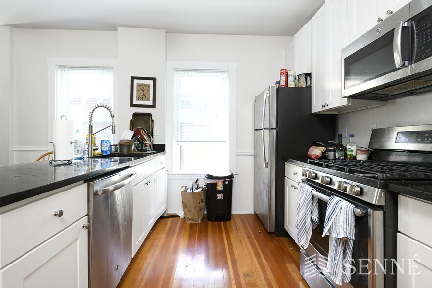 Building Photo - 37 Magoun St