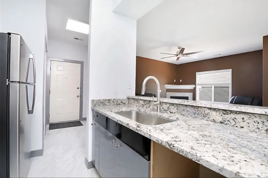 Building Photo - 1760 SE LA Grant Pkwy