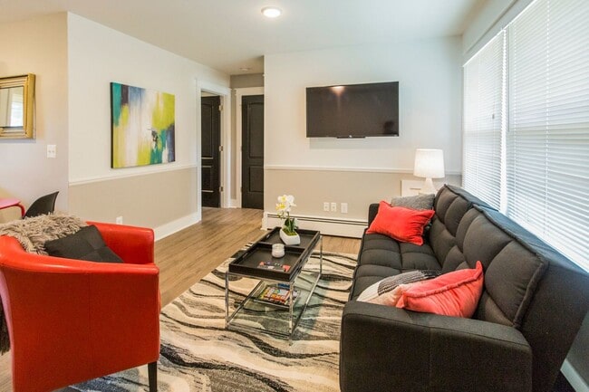 Building Photo - COMPLETELY UPDATED ROYAL OAK UNIT