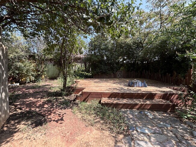 Building Photo - Beautiful House Located On Cul-De-Sac & Down The Street From Park!