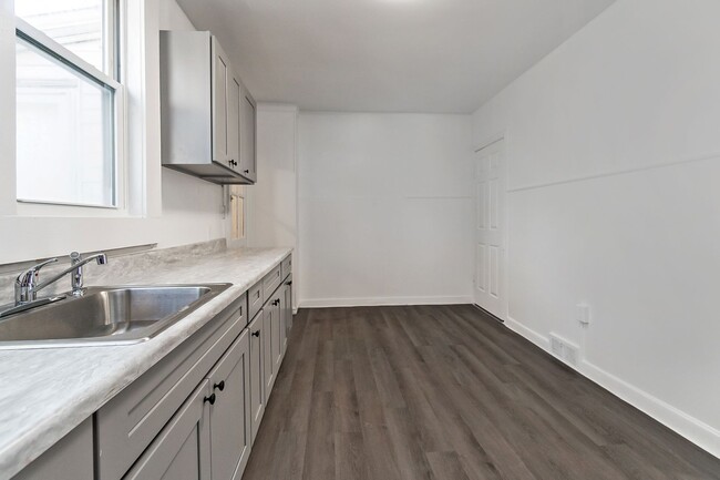 Building Photo - 3 Bed · 1 Bath · 1.122 SQ/FT· Modern Indus...