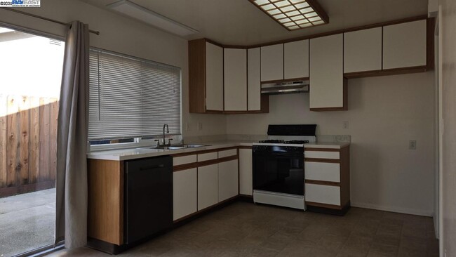 Building Photo - 574 Oriole Ave