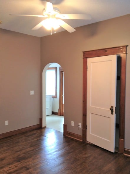 Building Photo - 923 E Hillcrest Dr