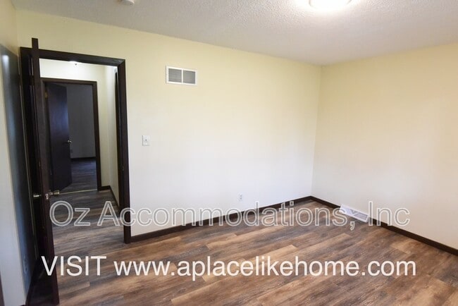 Building Photo - 608 E 78th St