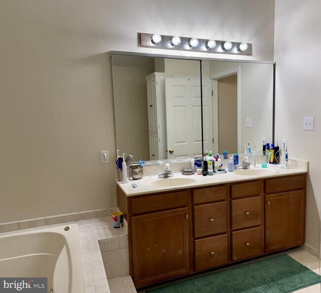 Building Photo - 240 Torrey Pine Ct
