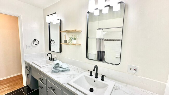 Building Photo - Lovely & Freshly Updated, Remodeled, Paint...