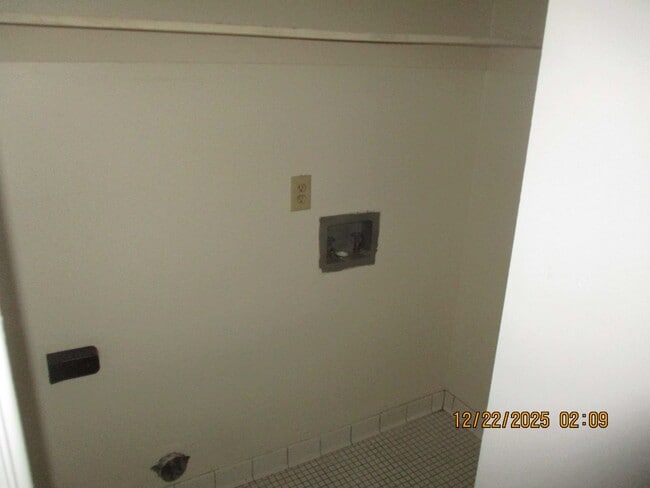 Building Photo - 2110 Lennox St