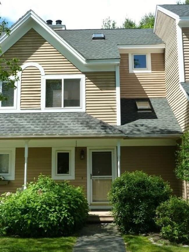 Primary Photo - Spacious Portland 3BD/1.5BA Townhouse w/Deck