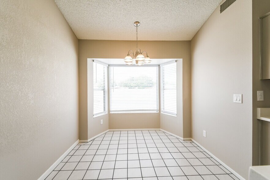 Building Photo - 20610 N 6th Dr