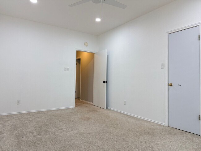 Building Photo - House For Rent