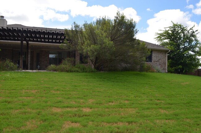 Building Photo - EXECUTIVE HOME IN COUNTRY TRAILS SUBDIVISI...