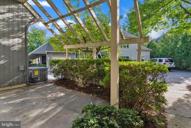 Building Photo - 915 Chanticleer
