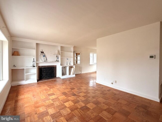 Building Photo - 2121 Patrick Henry Dr