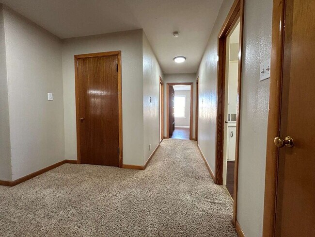 Building Photo - Beautiful Spacious 3/2 Home