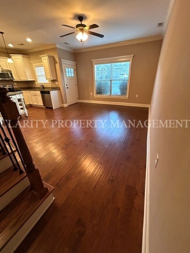 Building Photo - Like new, immaculate 3 bedroom townhome!