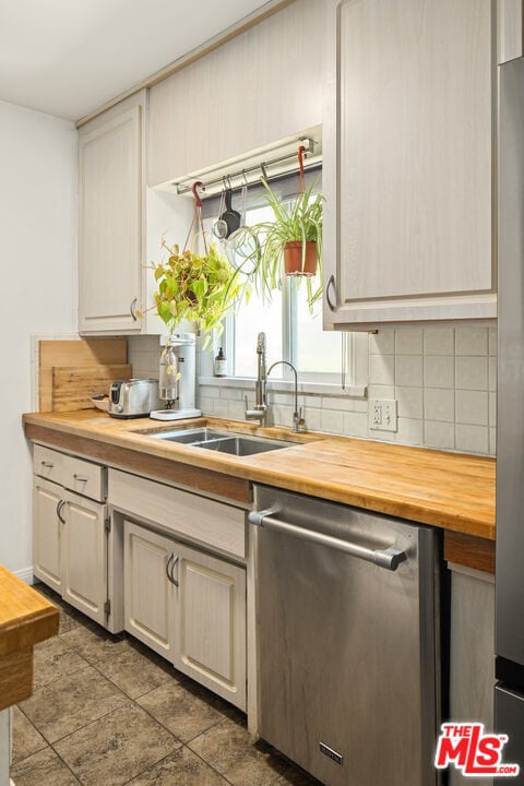 Building Photo - 352 Hargrave St