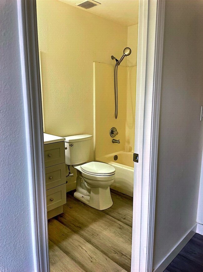 Building Photo - 2419 N Clark St