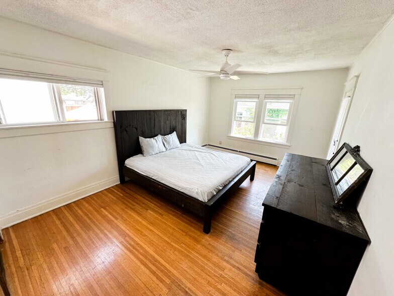 Primary Bedroom - 299 Wellington Rd