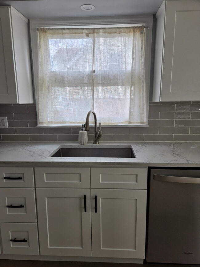 Building Photo - 116 Greenlawn Ave