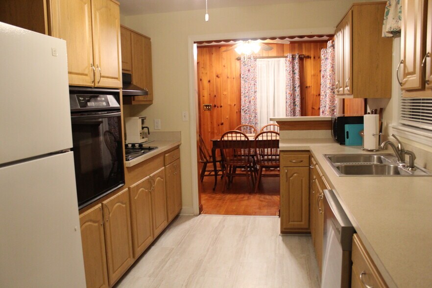 Kitchen - 133 Rockdale Ave