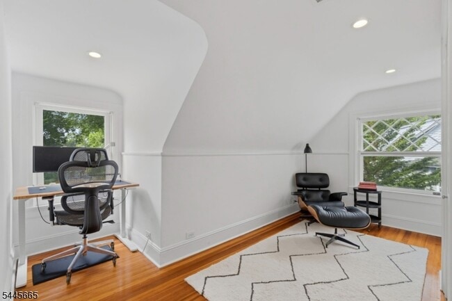 Building Photo - 40 Oakwood Ave
