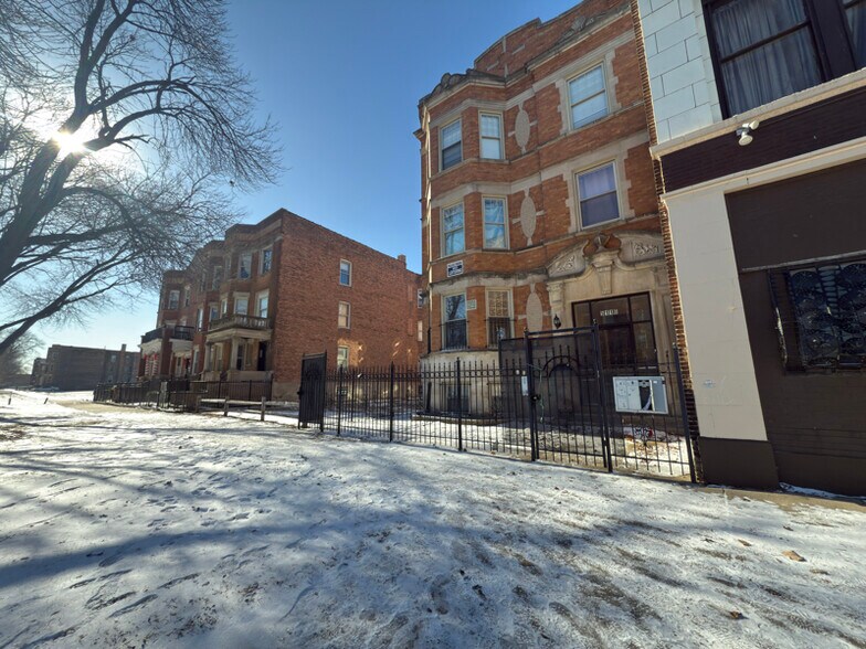 Building Photo - 5116 S Prairie Ave